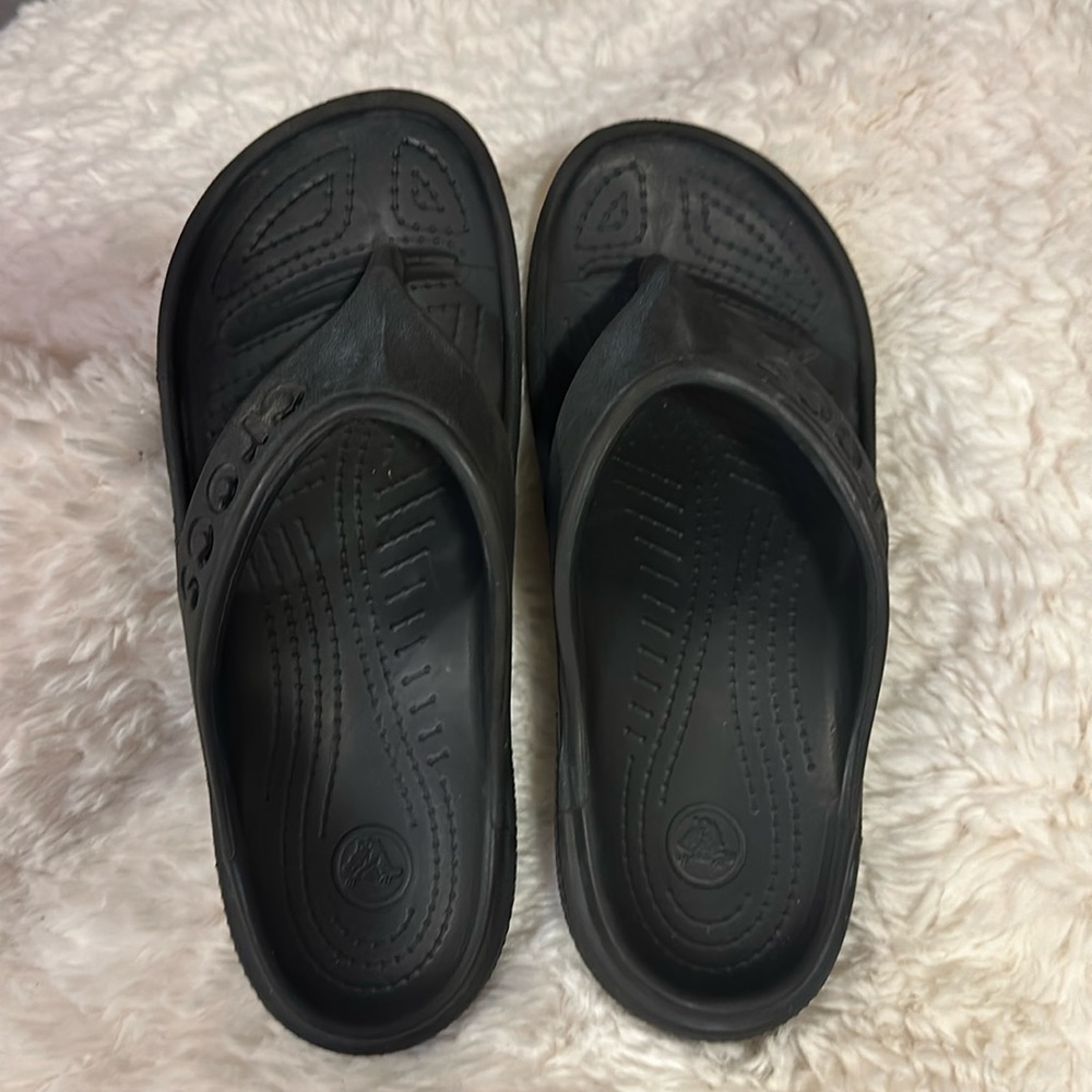 Crocs Flip Flops YOUTH SIZE 12/13 - BLACK GREAT USED CONDITION
